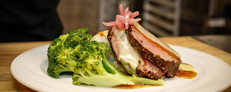 Herbal lamb with fresh vegetables and sauce